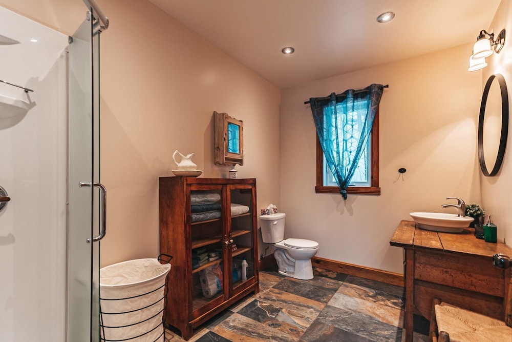 The Pika - Beautiful Mountain-top Cottage With 23 Acres of Private Land With Hiking