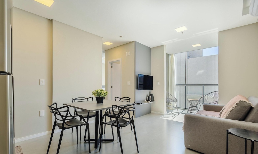 Your Exclusive Stay Just Steps From the sea in Meia Praia - FFS II