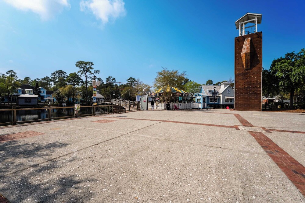 Miramar Beach Studio w/ Pool, Tennis & Walk to Beach Luau Eastern Sky