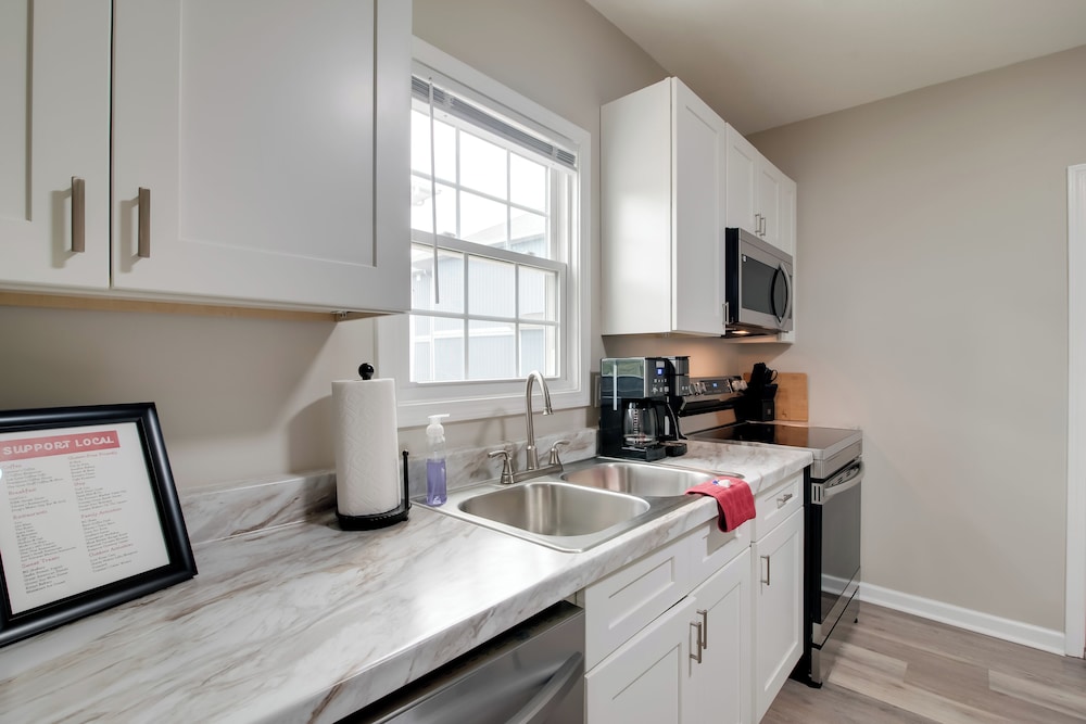 Hilltopper Convenience: Modern Duplex Near WKU