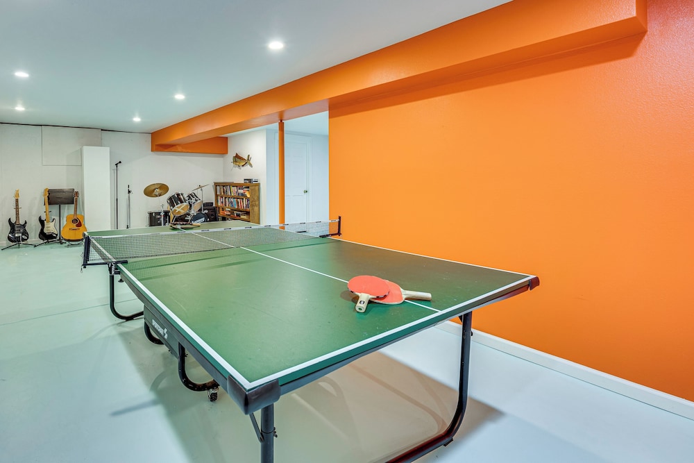 Mtn-view Home w/ Pickleball Court in Louisville!