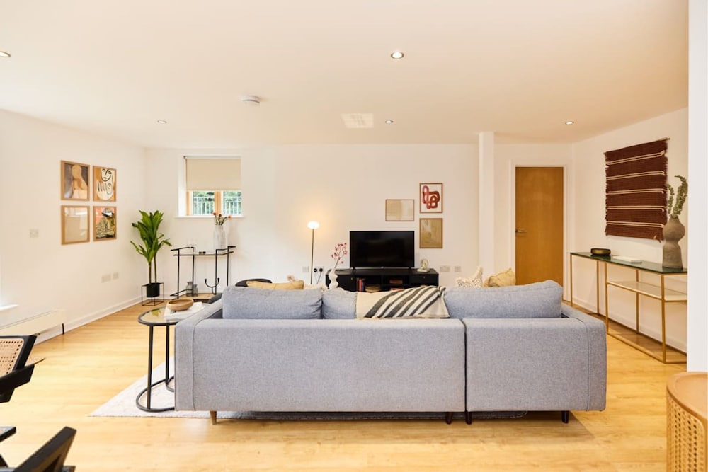 The Gwendolen Place - Contemporary 2bdr Flat w Terrace Balcony