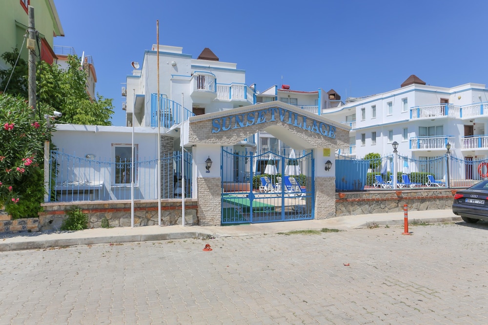 Hotel Sunset Village Apart Hotel - Image 1