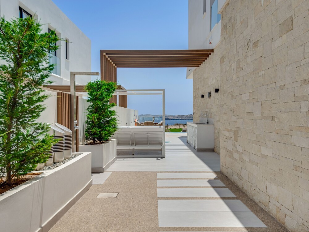 Sanders Konnos Bay Aphrodite - Exquisite 6-bedroom Villa On the Beach Front