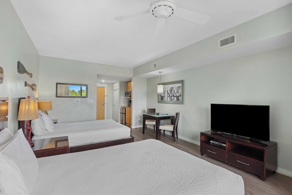Serene Studio at Sandestin Pool, Hot Tub, Beach Shuttle, Walk to Baytowne