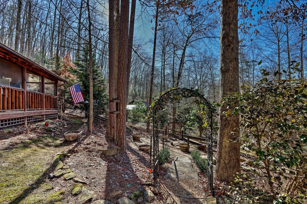 Cozy Murphy Cabin w/ Fire Pit + Deck view 2