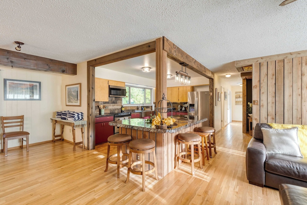 Lodge Trails, Hot Tub, Walk to Cornet Bay
