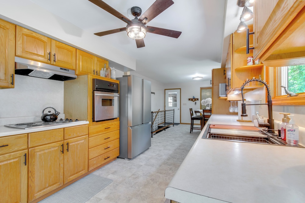 9 Mi to Downtown Rushville: Cozy Getaway w/ Grill