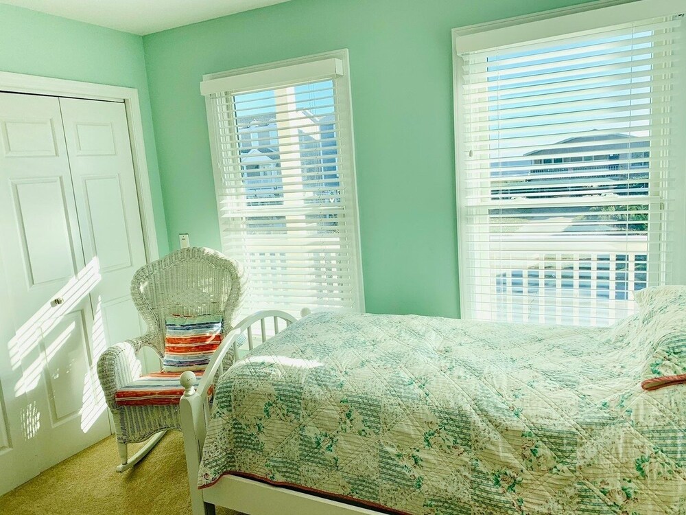 Old Man & The Sea 5 Bedroom Home by RedAwning