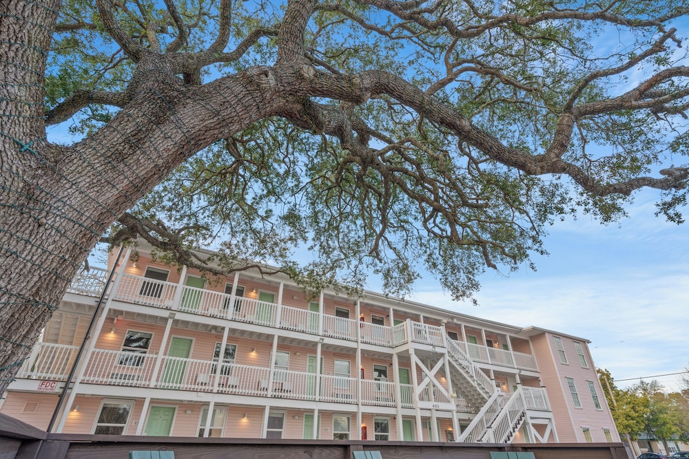 Treehouse Lounge - RR Beach Club