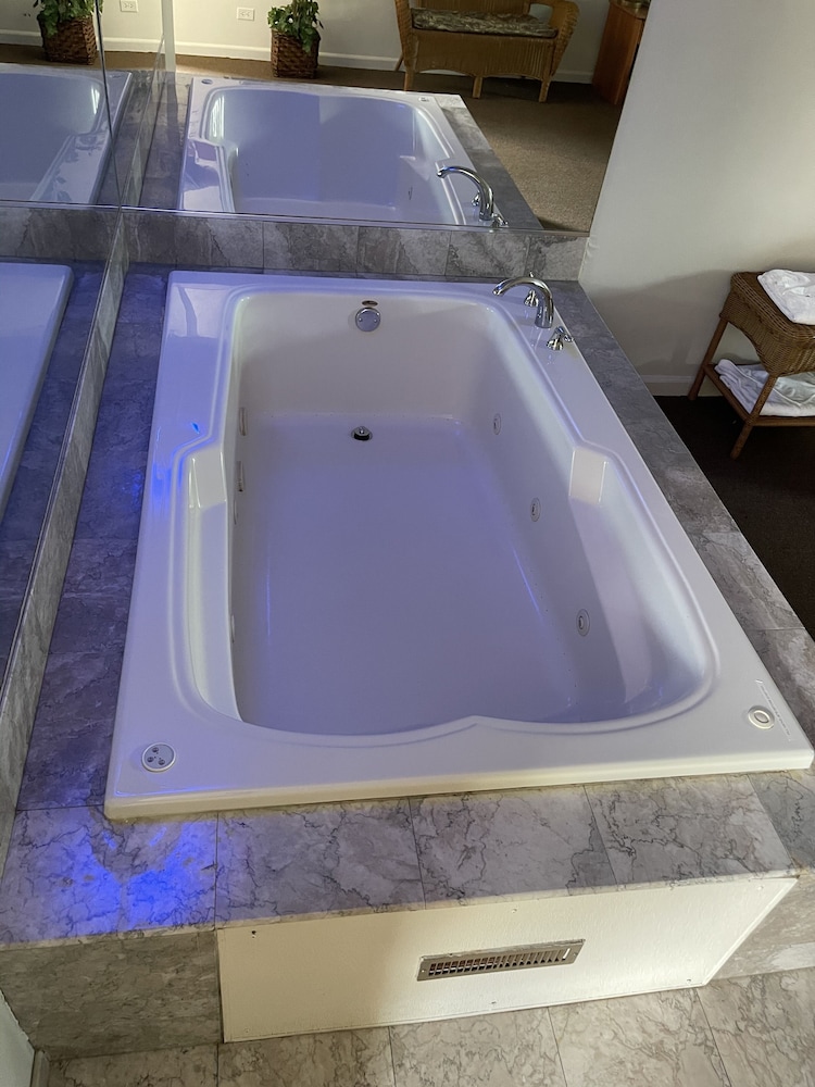 VIBE INN - WHIRLPOOL SUITES view 5