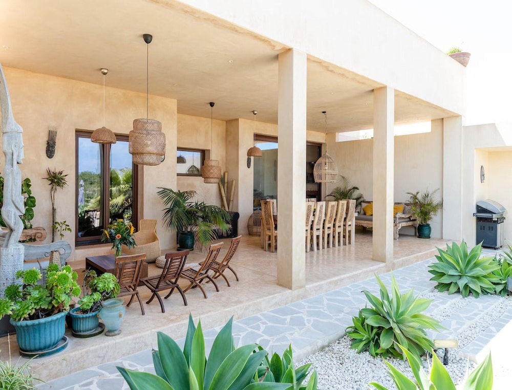 Stunning Villa With Gardens