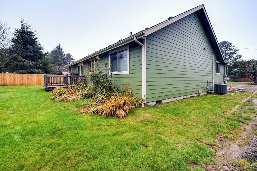 < 2 Blocks to Beach! Pet-friendly Home in Moclips