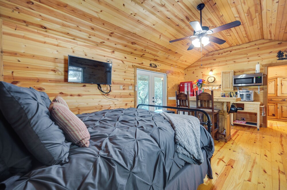 11 Mi to LBJ State Park - Couples Cabin Retreat!