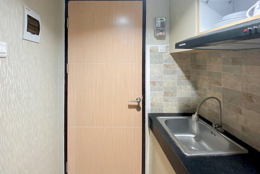 Comfortable And Modern Studio At Apartment The Alton