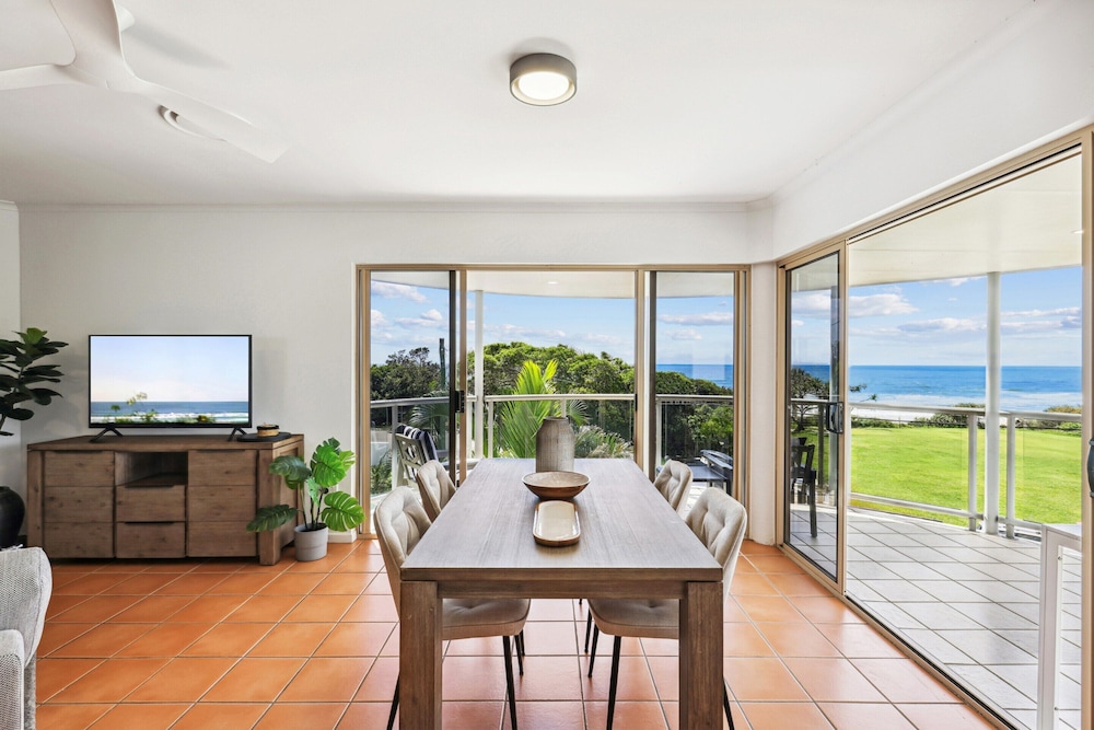 Oceanside Apartment With Views of Yaroomba Beach