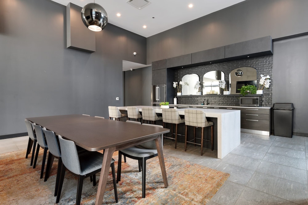 The Loop 2BR Historic Modern Luxury Amenities