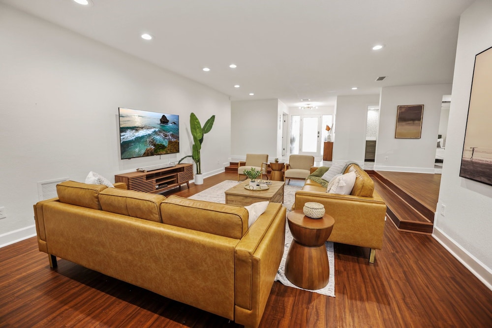 Golden Retreat: Expansive 6BR Home w Heated Pool ~