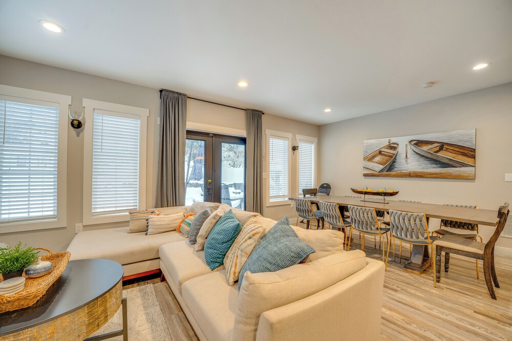 2 Blocks to Downton Chelan: Home w/ Hot Tub!