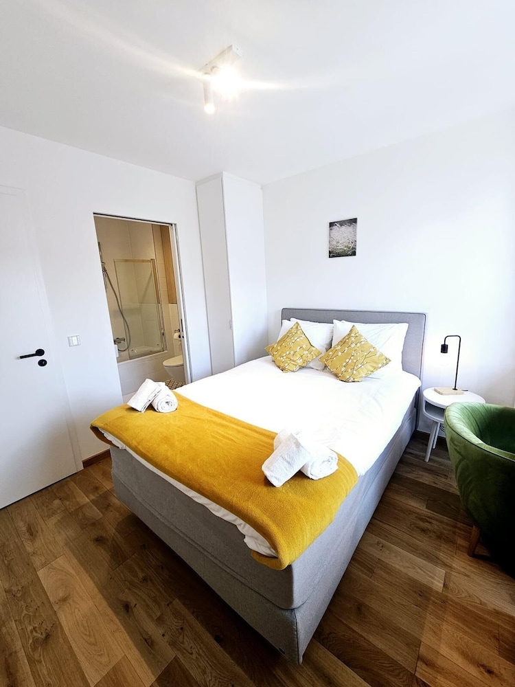 Spacious 3 bedroom large terrace&parking