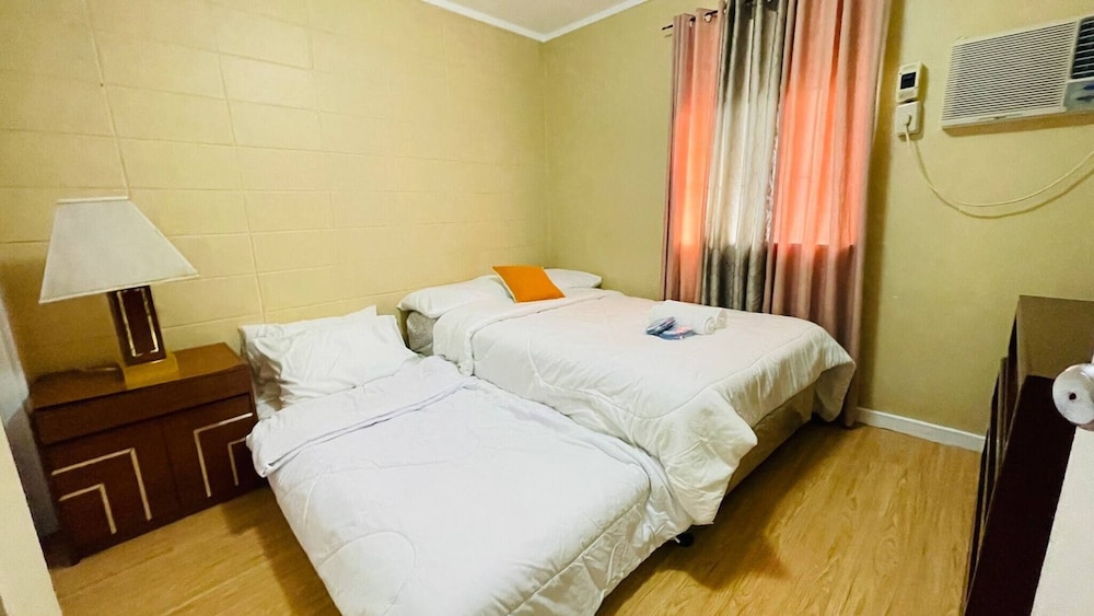 House w 3 Bedrooms And 3 Baths - Free Parking view 4