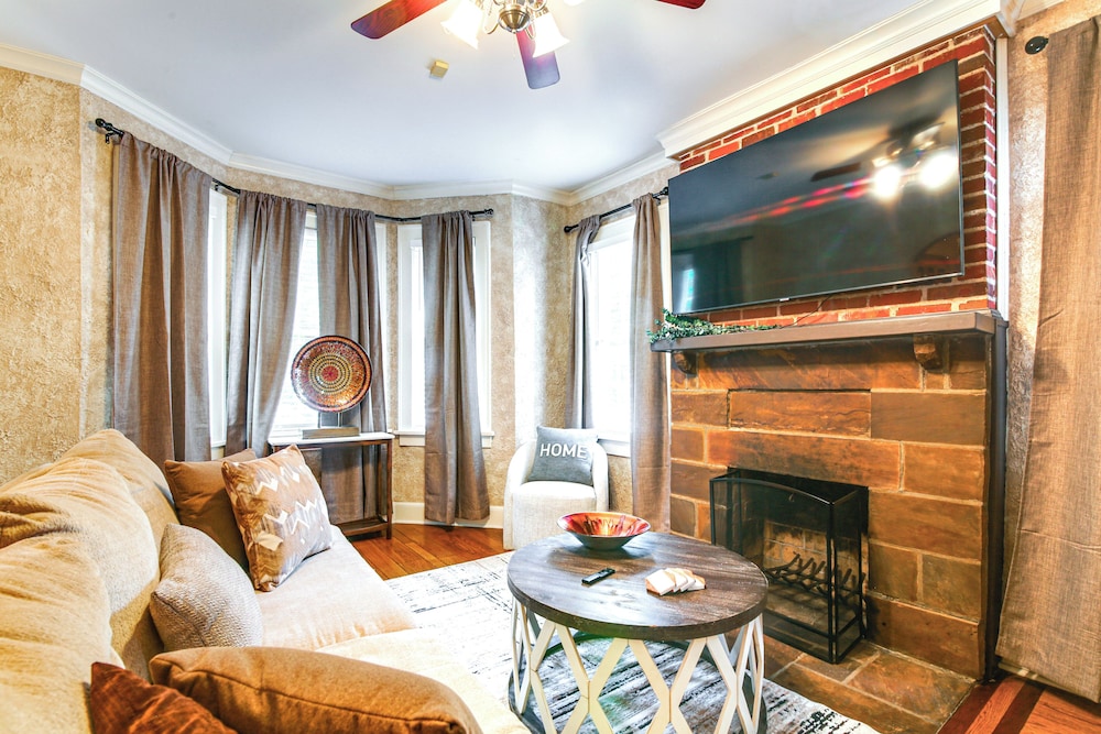 2 Mi to Memphis Zoo: Charming Home w/ Private Yard