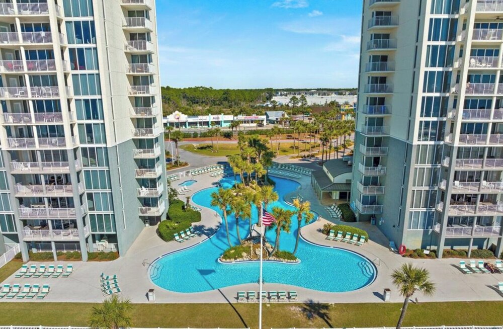 Coastal Hideaway: Cozy Beachfront Studio Sleeps 4 With Stunning Views!