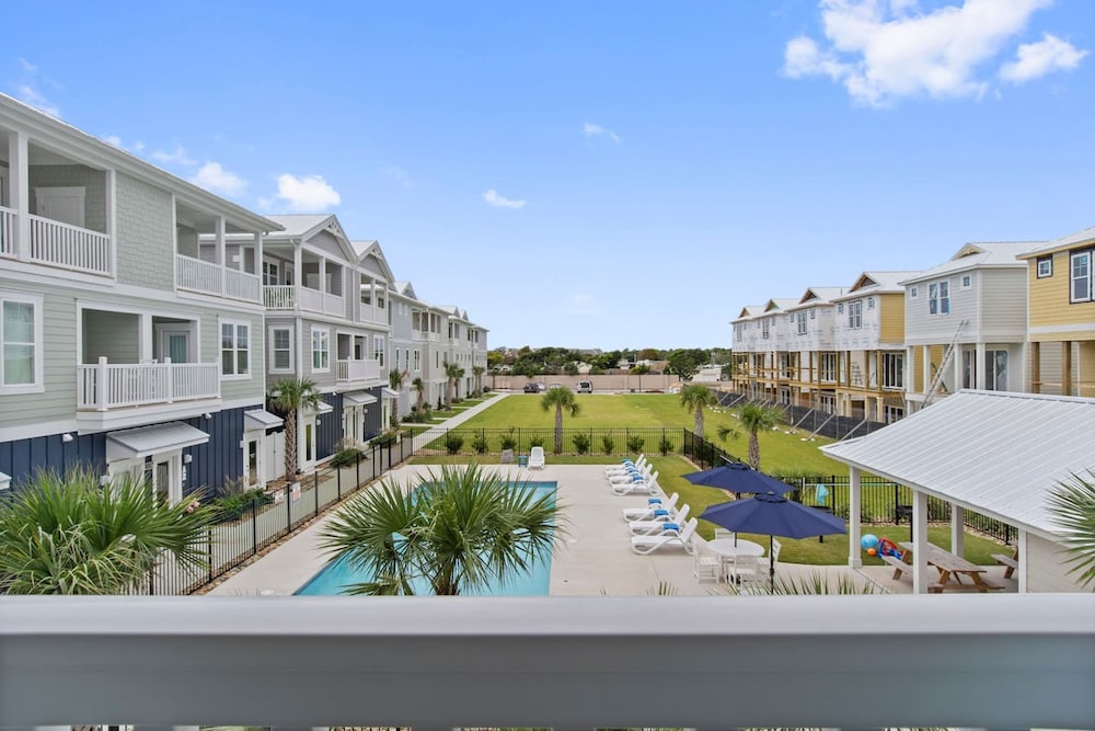 Luxury Beach Condo 5 Min Walk to Beach Shops