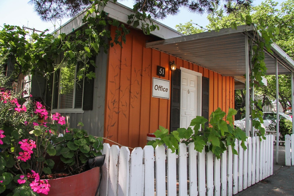 Arden Acres Executive Suites and Cottages