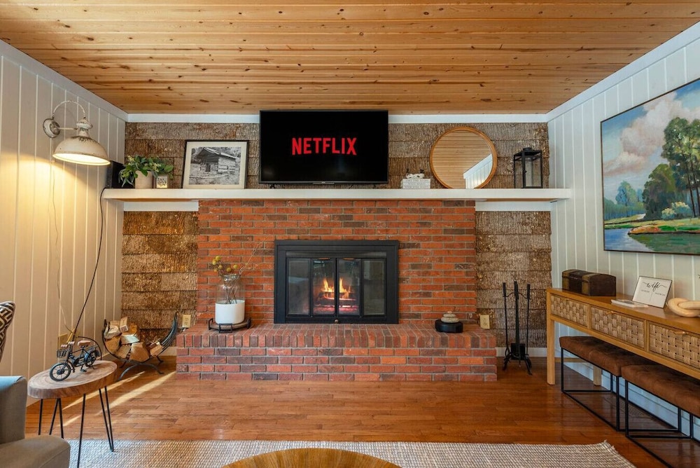 Riverside Bliss Mountain Views Cozy Fires