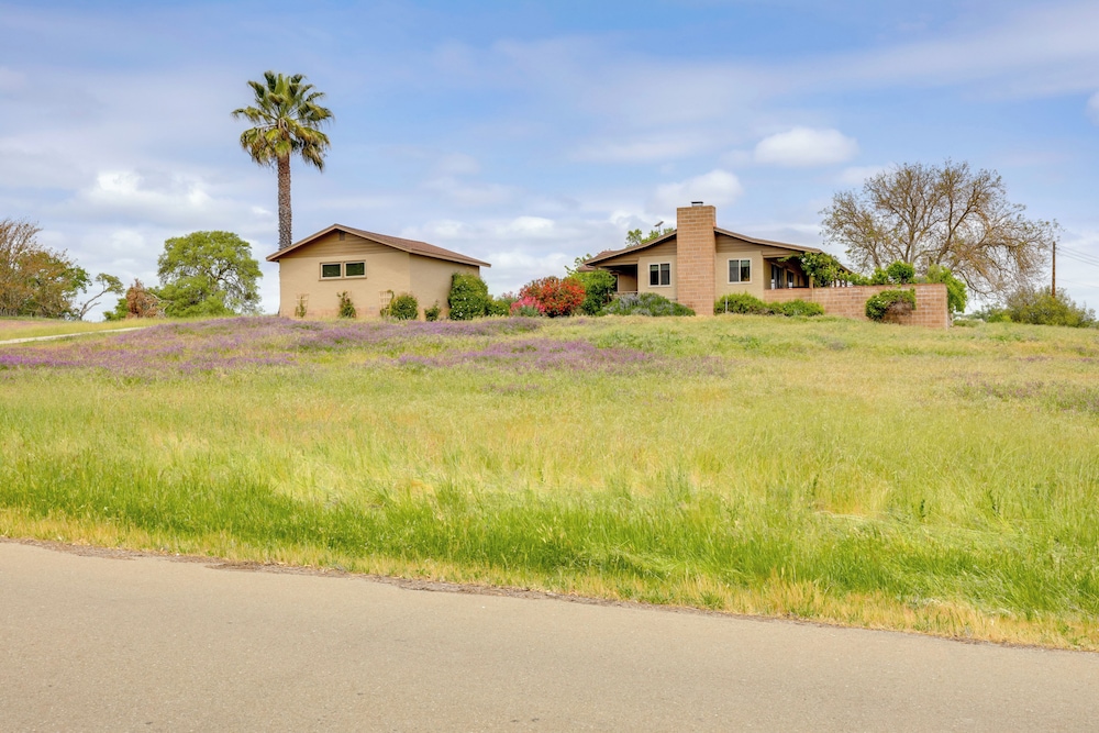 Near Eats & Wineries: Paso Robles Home w/ Patio!