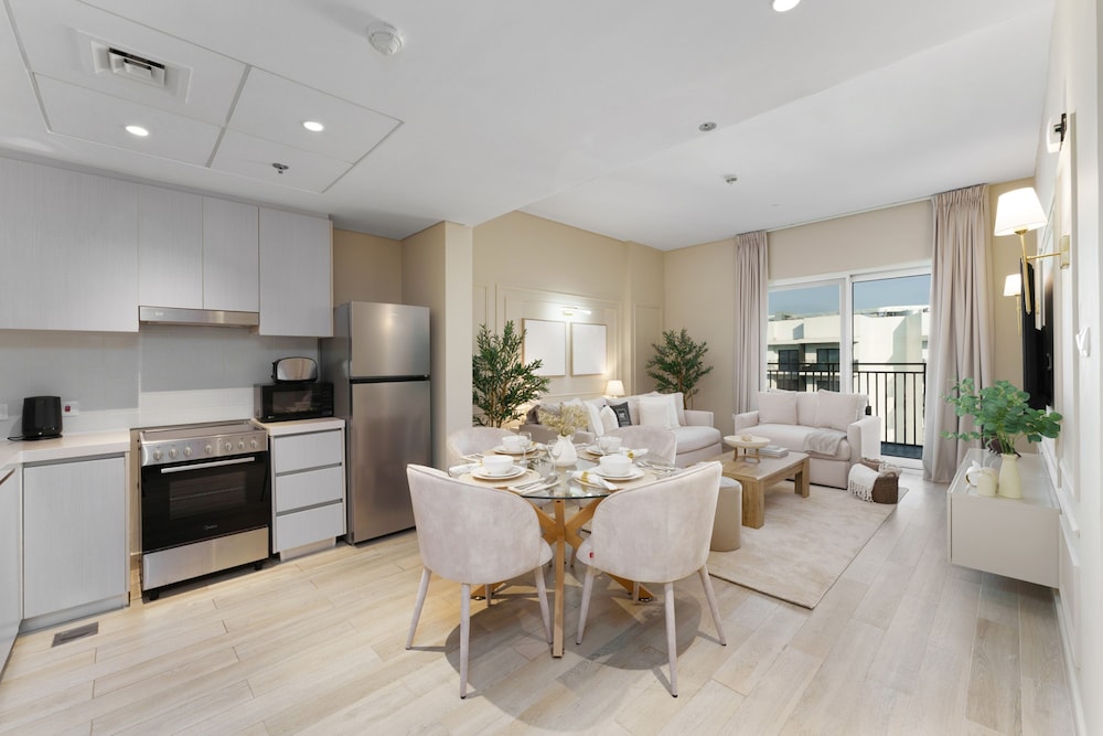 Exquisite Living w Scenic Canal Vws on Yas Island