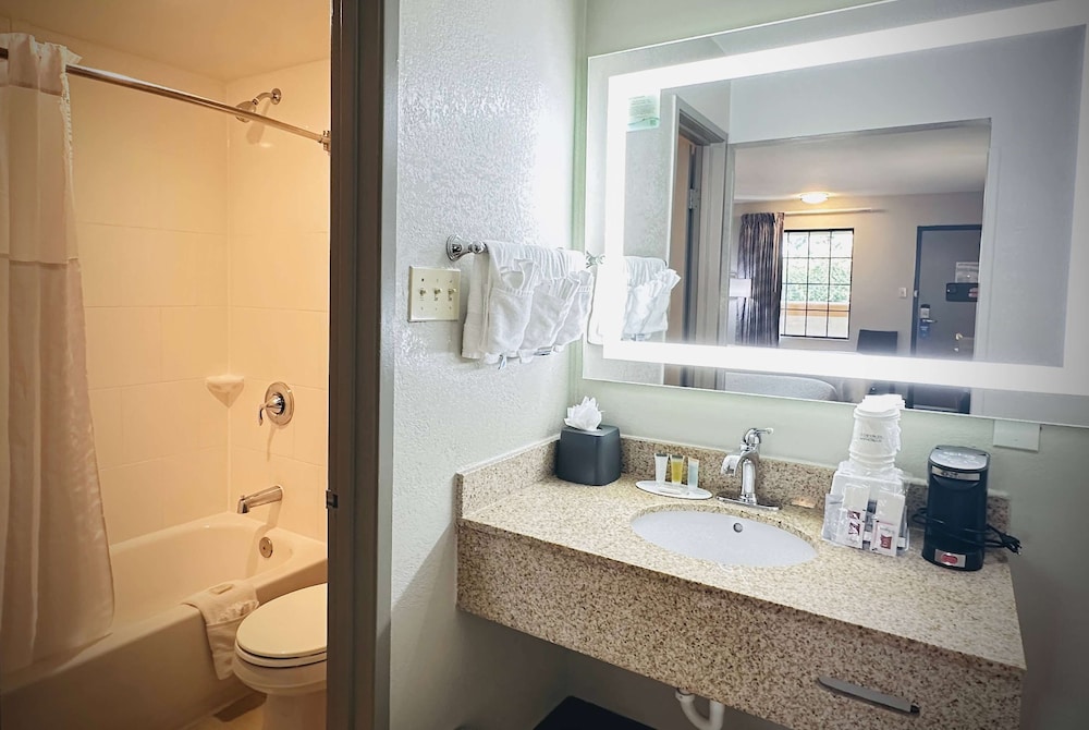 Days Inn by Wyndham WestEnd Alexandria,VA Washington DC Area - Property Image 7