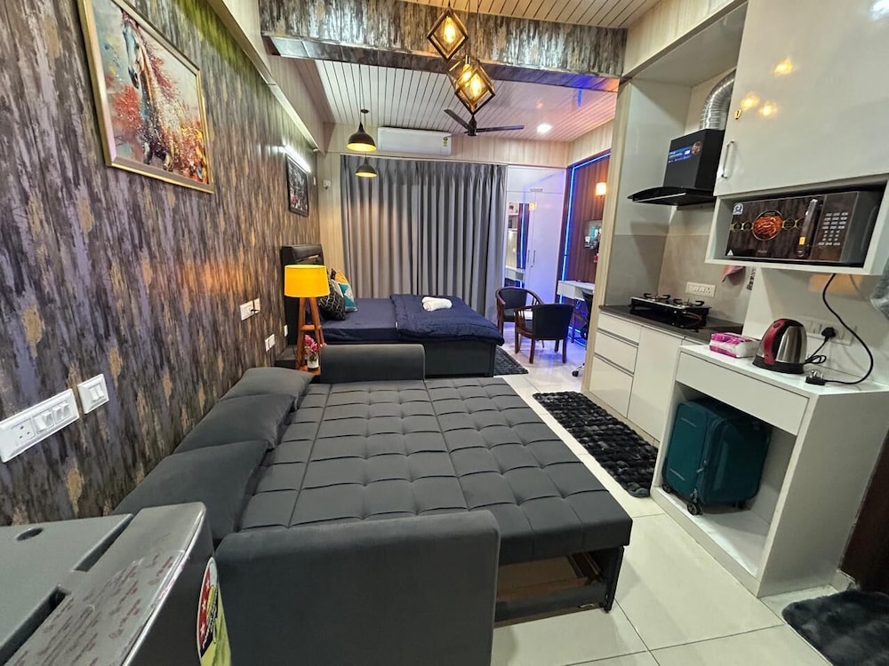 Spacious 1bhk for 6 Guests King & Sofa Beds Zirakpur,chandigarh,mohali,tricity