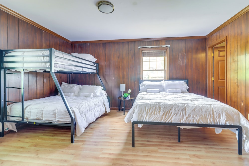 7 Mi to Downtown: Cozy West Toledo Apt w/ Yard