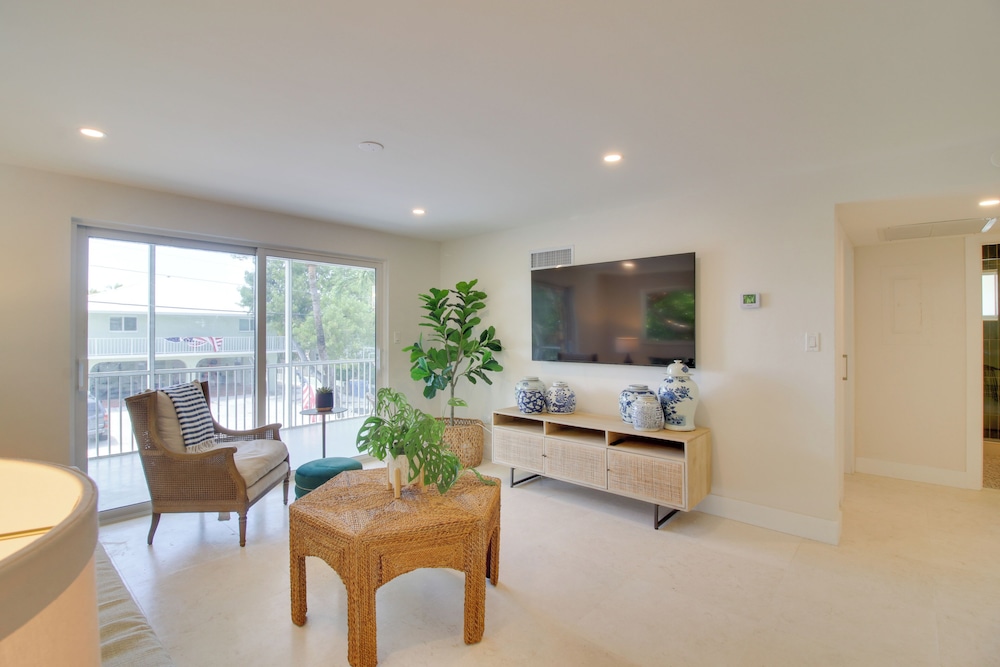 Steps to Gulf: Sleek Top-floor Apt in Tavernier!