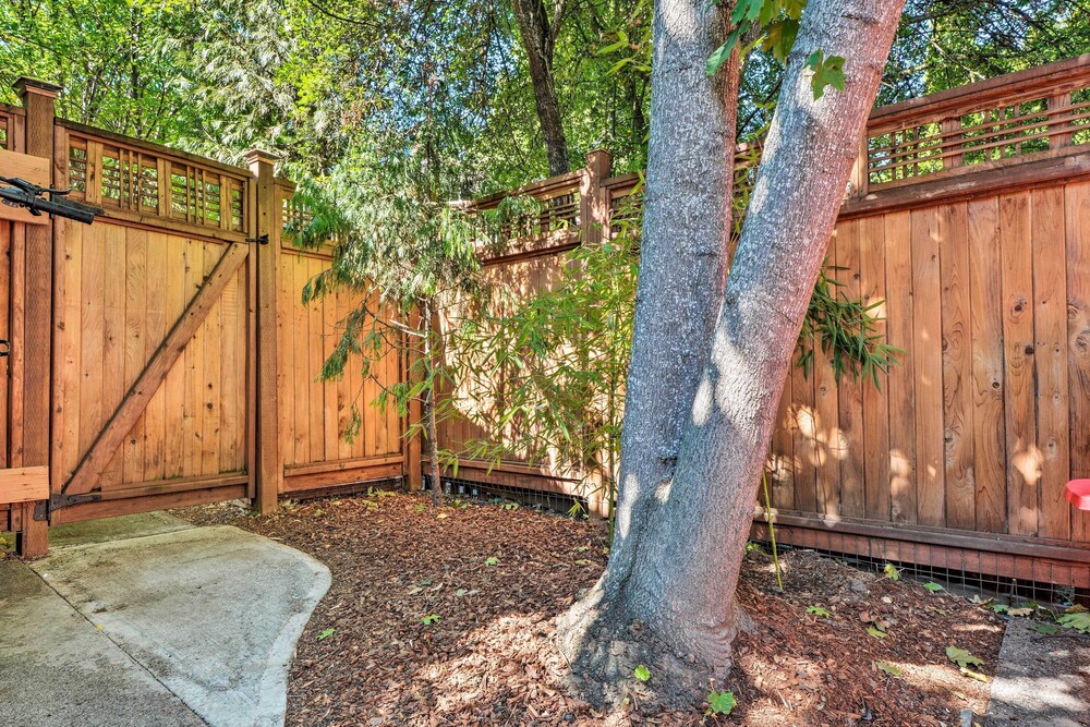Ashland Vacations - Warm Inviting Ashland Cottage < Half-mile to SOU - Property Image 11