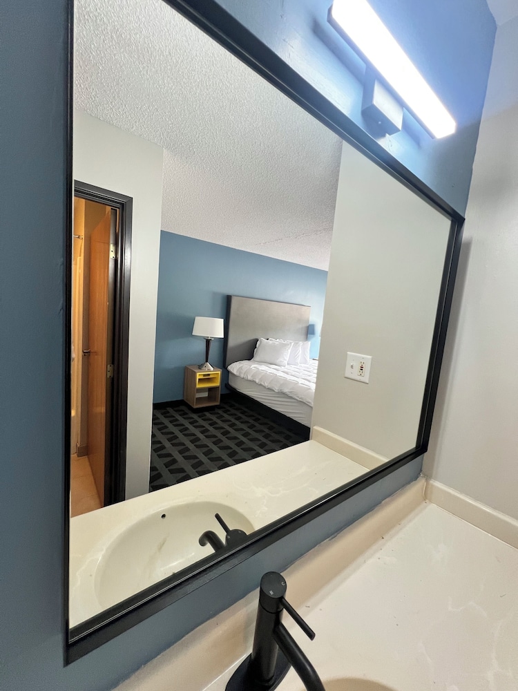 LakeWood Inn & Suites