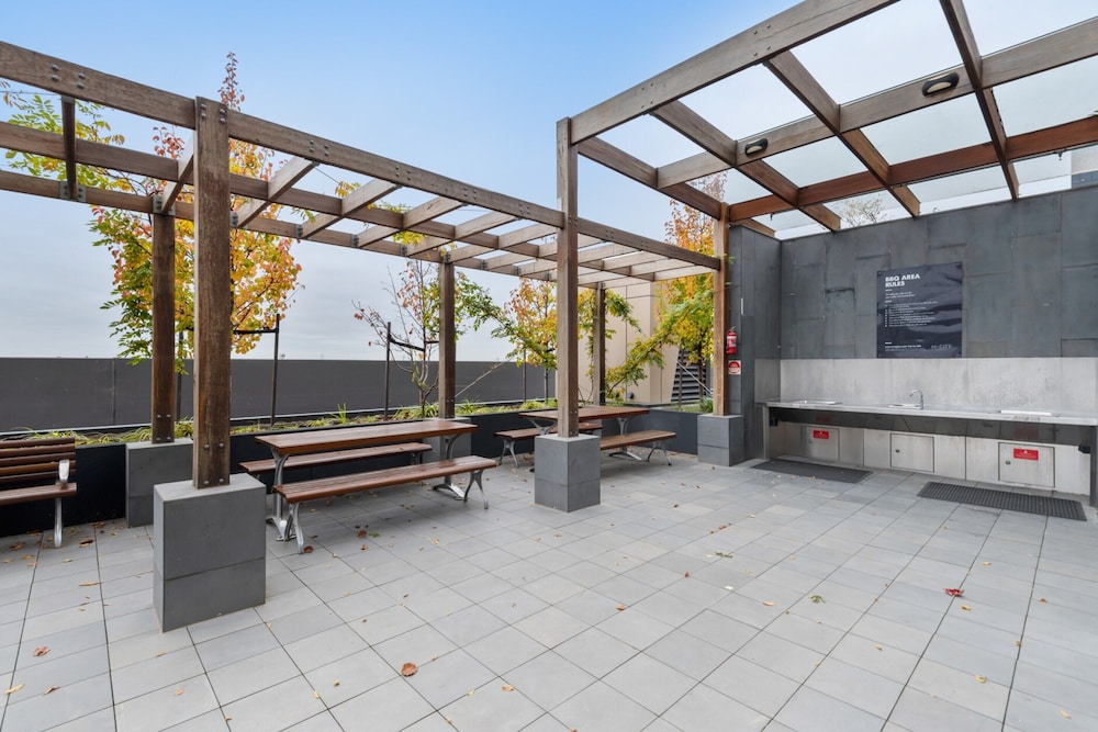 Contemporary 2-bed Haven With Swimming Pool