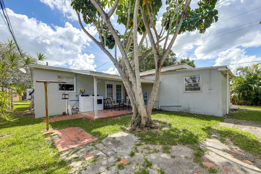 Fenced-in Yard: Home 3 Mi to Hard Rock Stadium!