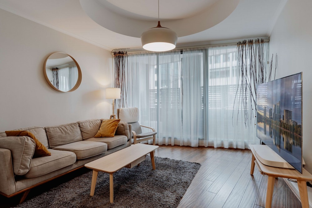 Central 2-bed With Gym and Parking