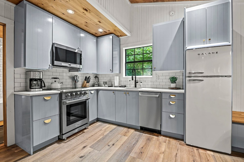 Smoky Mountains Honeymoon Cabin Dog Friendly