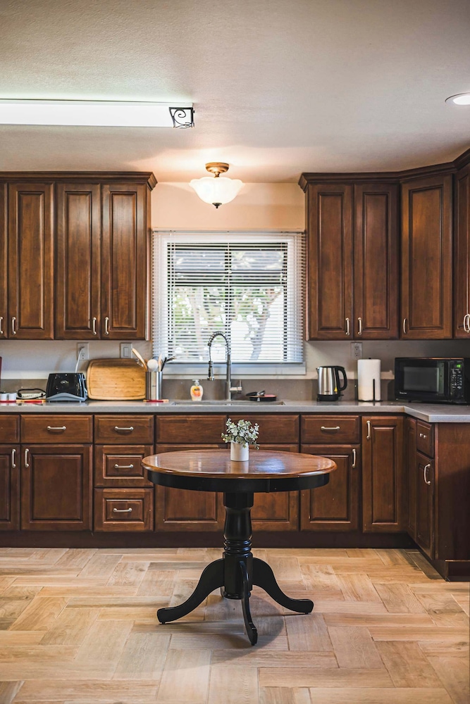 Not Affected by the Fire/spacious Retreat w/ Large Kitchen & Outdoor Patio