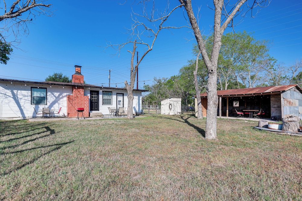 2 Mi to Landa Park: Farmhouse w/ Fire Pit!