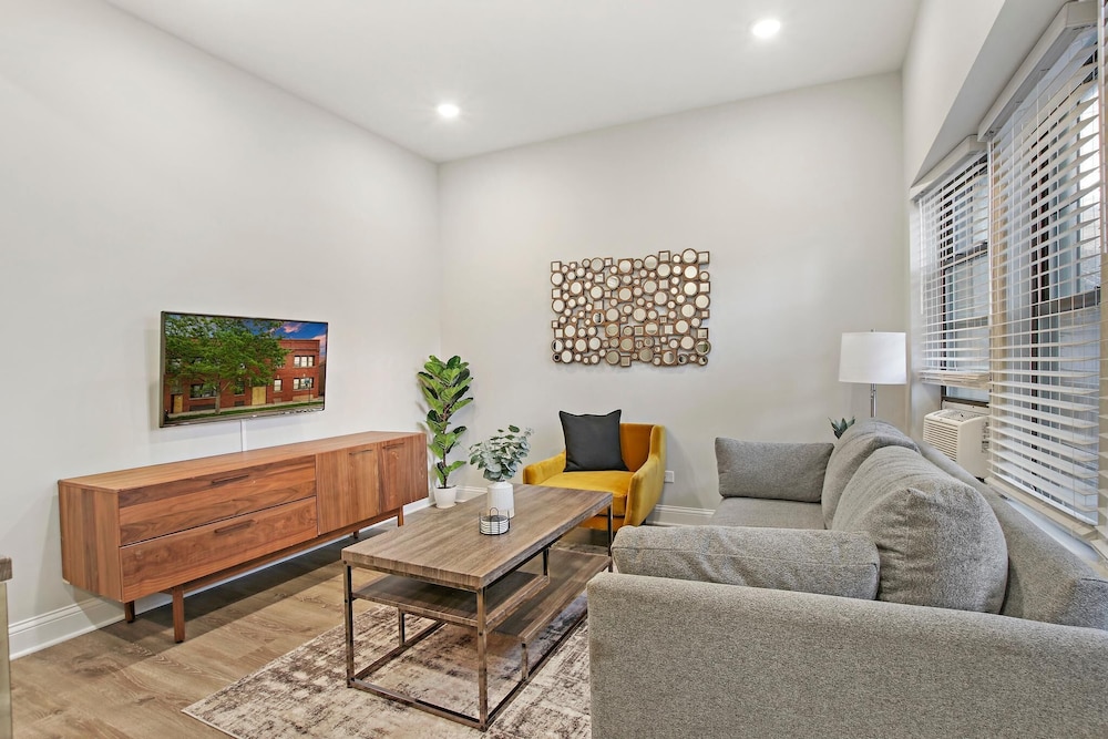 Prime 3BR Apt - Lawndale rep