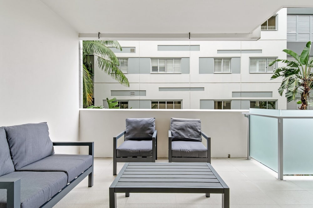 West End Flat With Pool and BBQ Access