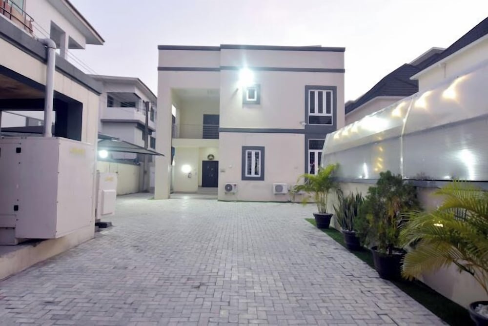 Comforts Court And Apartment