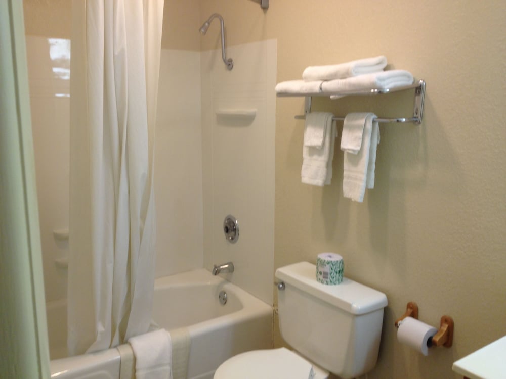 Emporia Vacations - America's Best Inns  Suites - Property Image 7