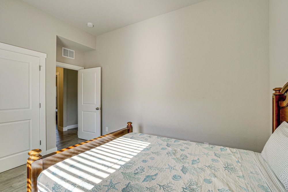 Golf, Shop & Beach-hop: Port Charlotte Gem w/ Yard
