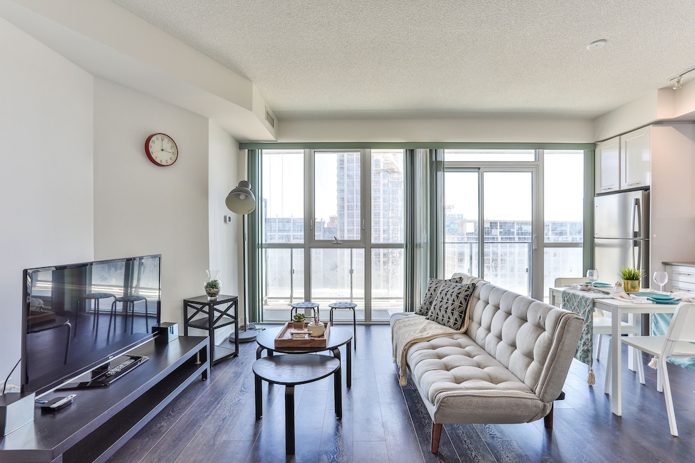 Modern Condo in Historic Fort York-1